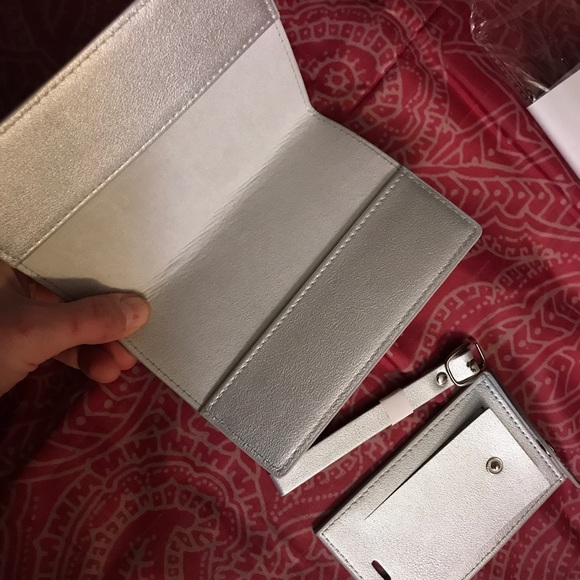 Understated Leather Travel Set - Picture 8 of 8